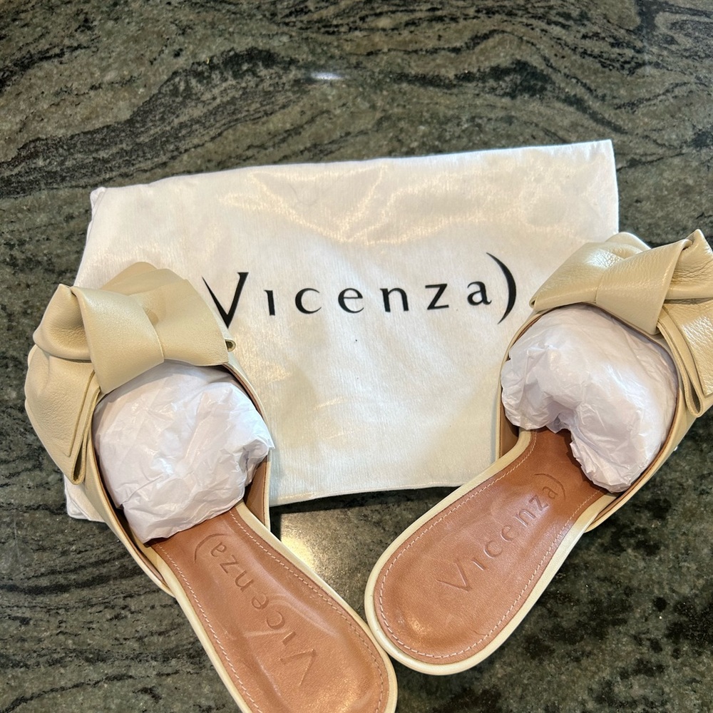 New w/box, Vicenza cream heel, size 7 US/38 EUR